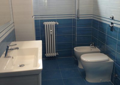 Ristrutturazione Bagni, Ellegi Snc, Milano, base con lavabo integrato, specchio, sanitari, termoarredo